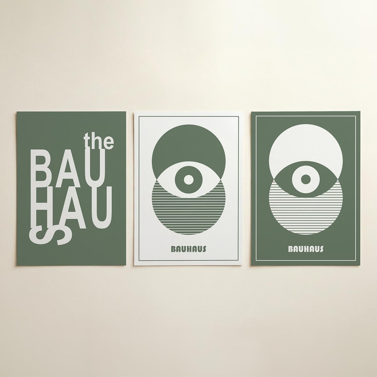 Typografisch spel driedelige posterset in interieur