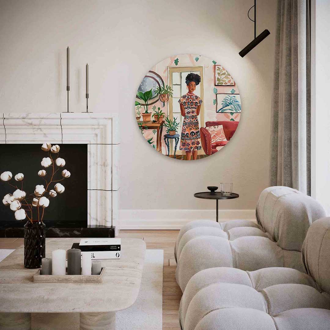 Vrouw in interieur – abstracte textuur muurcirkel als wanddecoratie