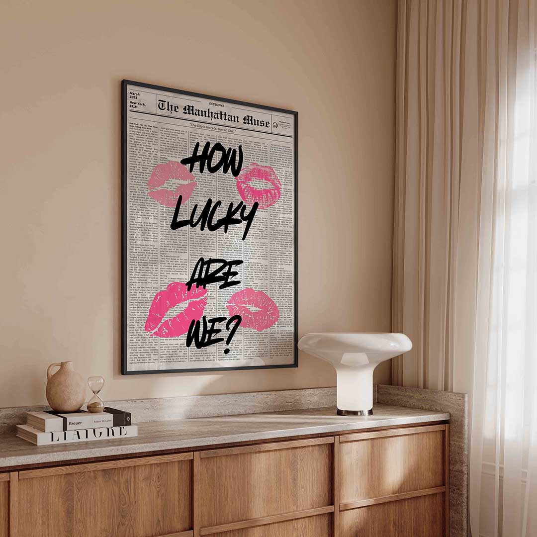 Krantenpagina met tekst en lipafdrukken – kleurrijke Pop Art poster in staand formaat