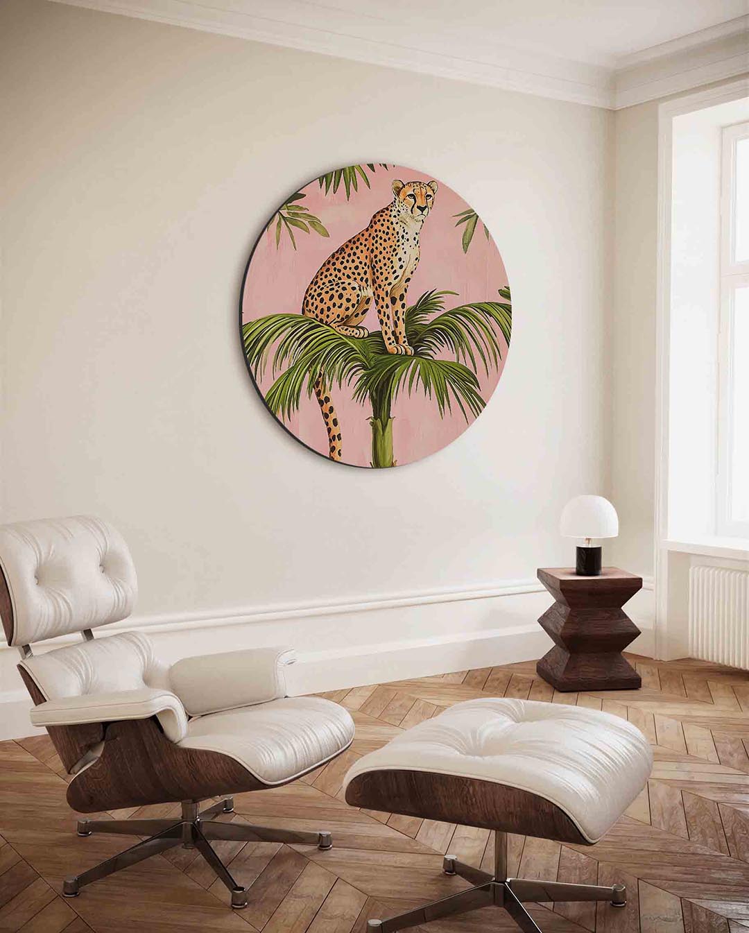 Luipaard op palm – kleurrijke ronde wanddecoratie van WallArtistic
