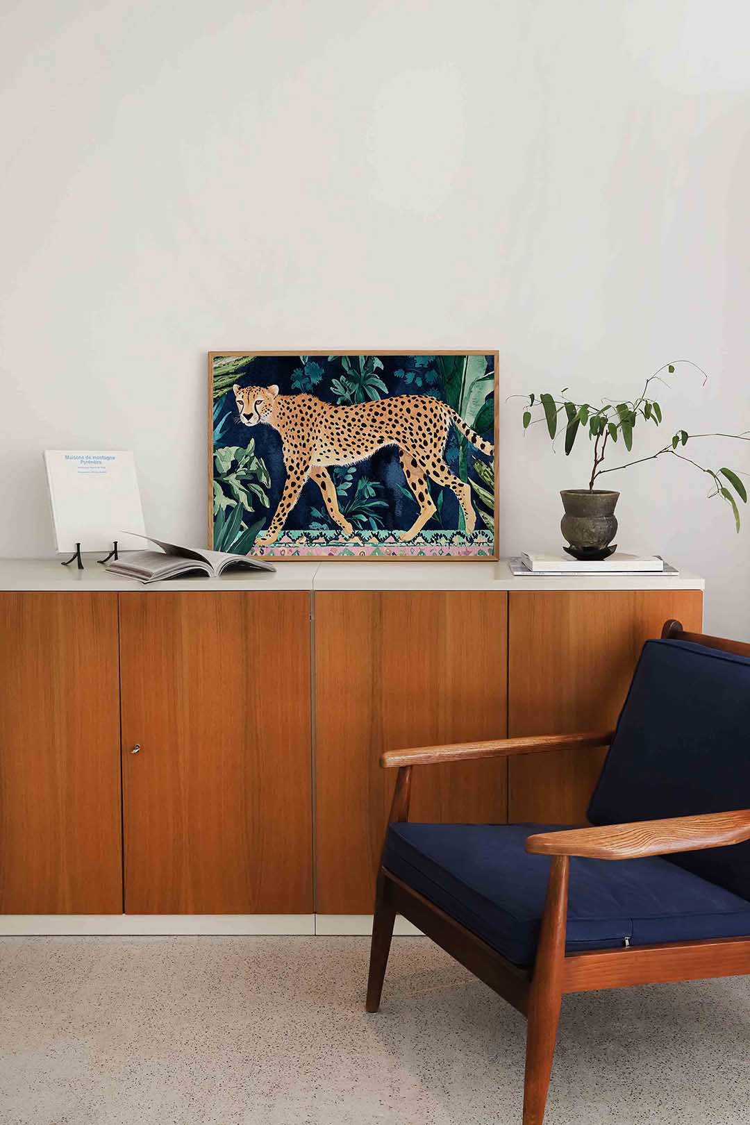 Luipaard in jungle – liggende dieren wanddecoratie van WallArtistic