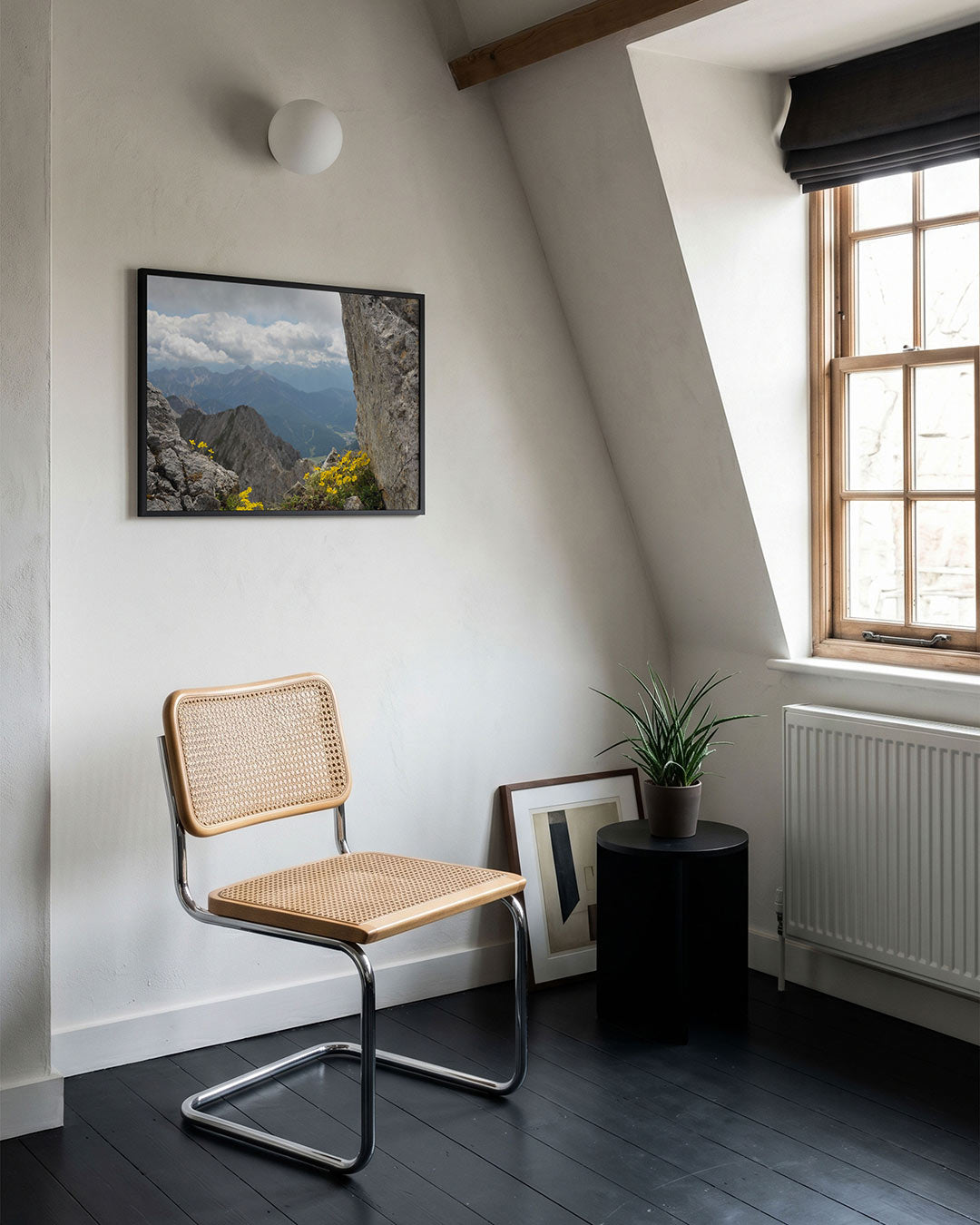 Berglandschap met bloemen poster – tweede productweergave – deze poster toont een indrukwekkend berglandschap met ruige