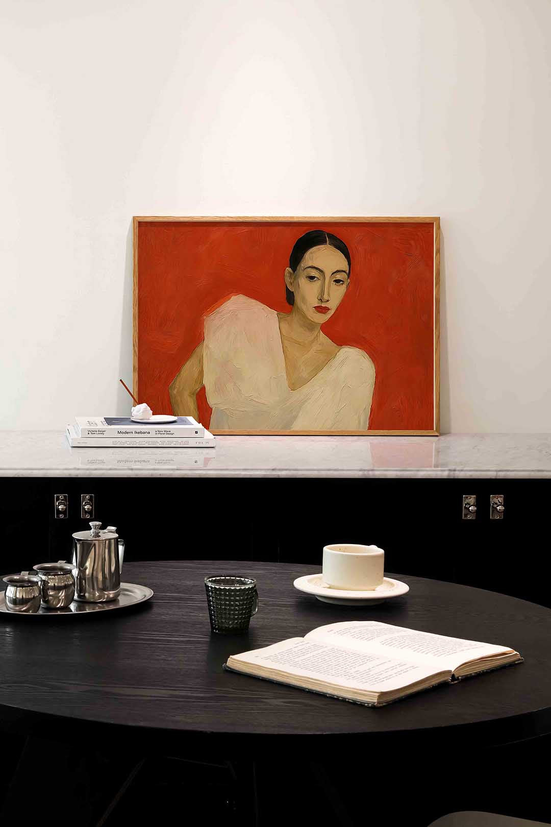 Vrouw met rode achtergrond – portret poster in liggend formaat