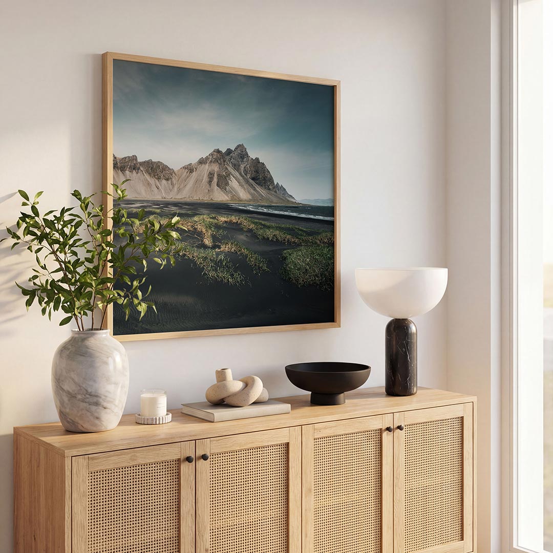 Berglandschap poster – tweede productweergave – een indrukwekkend berglandschap met zwarte zandstranden en groene vegetatie.