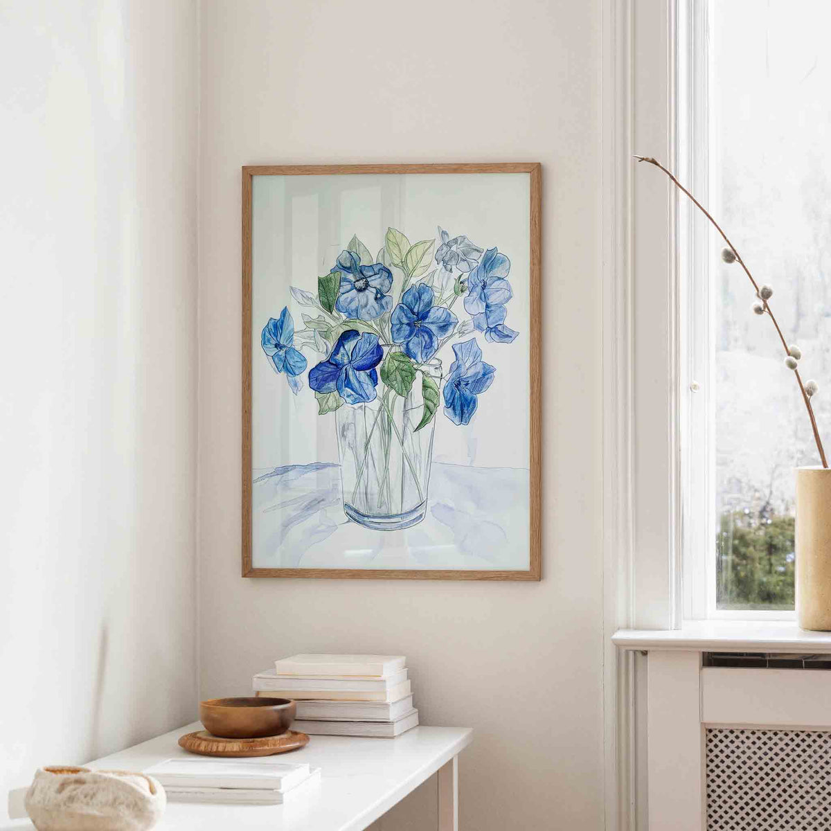 Blauwe bloemen in vaas – staande design wanddecoratie van WallArtistic