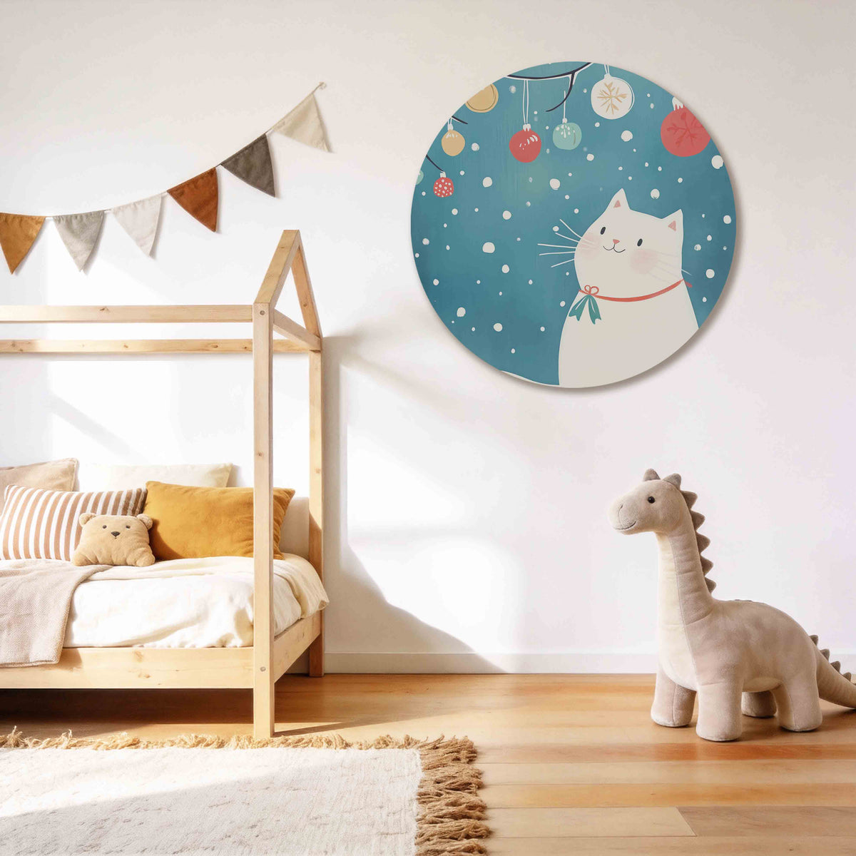 Witte kat met kerstballen Muurcirkel – tweede productweergave – Een witte kat kijkt omhoog naar kleurrijke kerstballen tegen