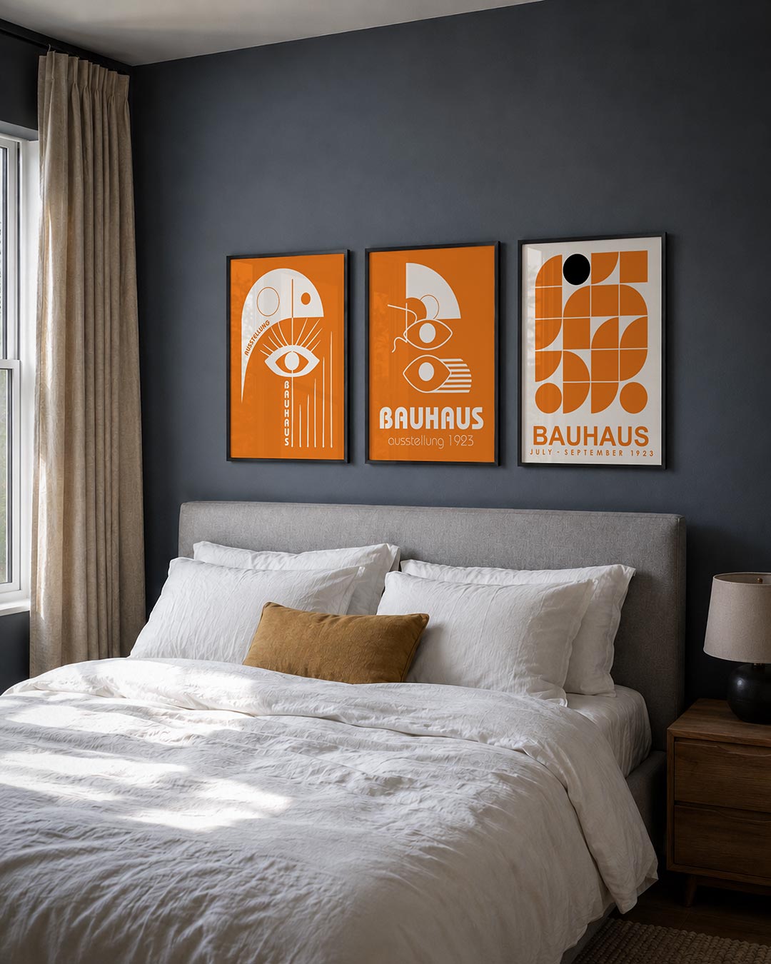 Oog en lijnen posterset – derde productweergave – een oranje achtergrond met een wit oog centraal. Rechte lijnen en cirkels