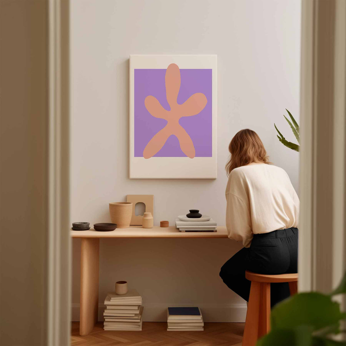 Zachte Vorm op Paarse Achtergrond – staand kunstwerk voor modern interieur