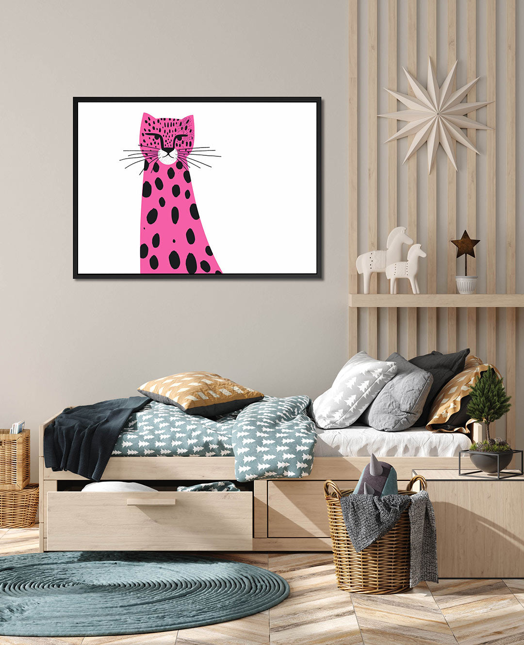 Speelse roze luipaard – wanddecoratie in interieur