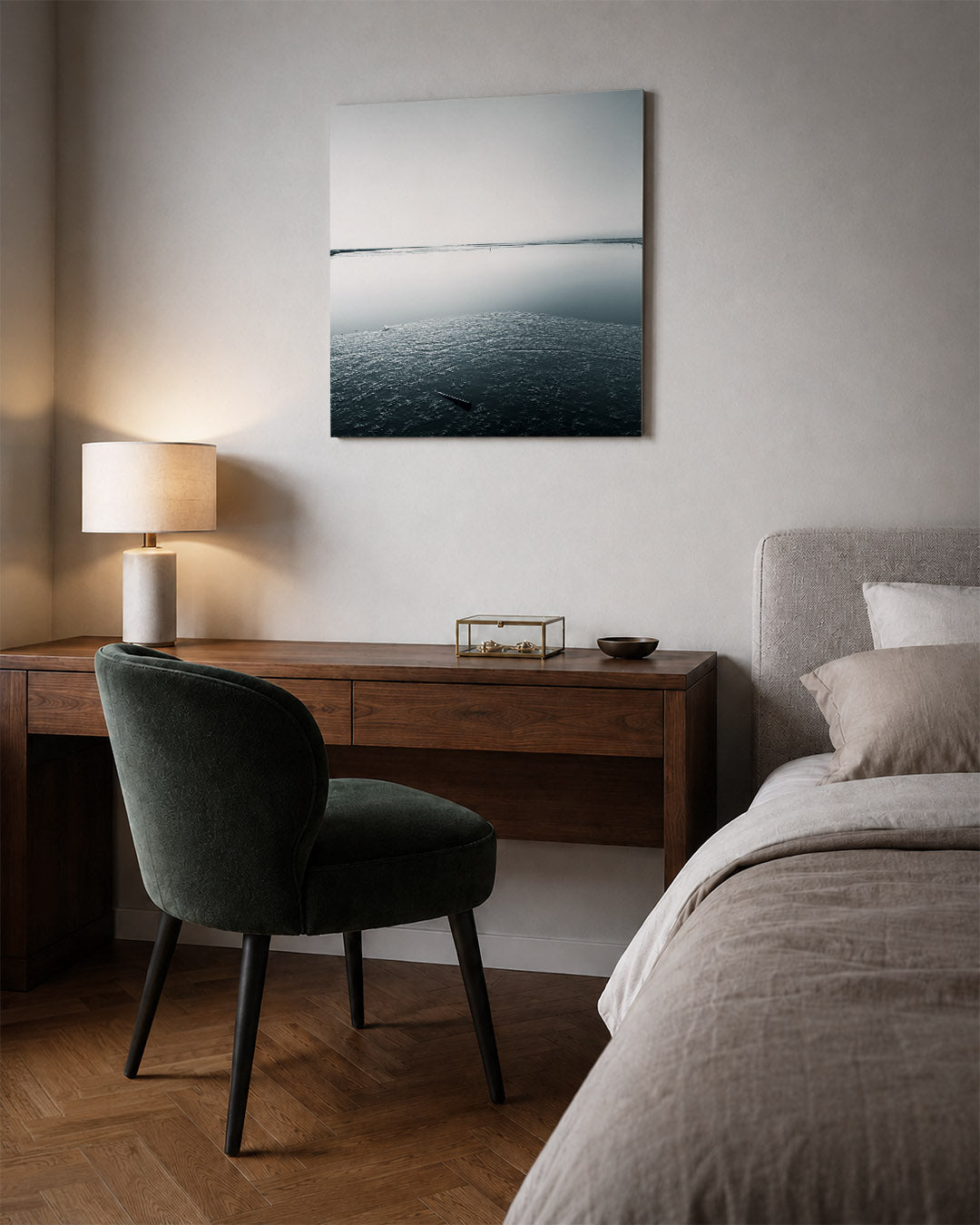 Rustige waterlandschap kunstwerk – sfeerbeeld – deze kunstwerk toont een serene waterlandschap met een gladde horizon en