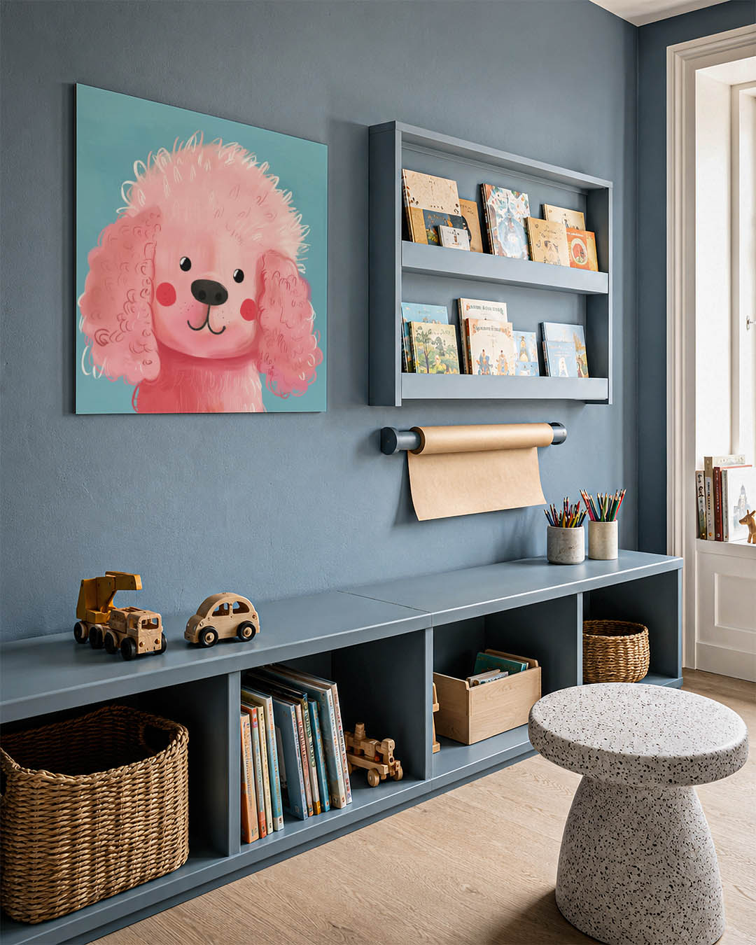 Vrolijke hond kunstwerk – detailweergave – dit kunstwerk toont een schattige roze hond met krullend haar tegen een blauwe