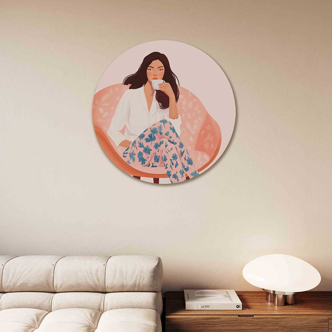 Vrouw met kopje – moderne abstracte muurcirkel voor aan de muur