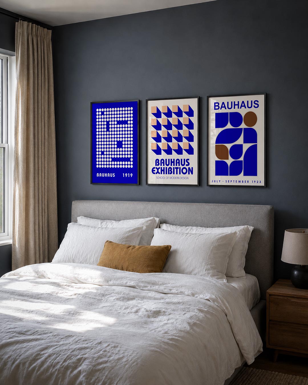 Cirkelpatroon blauw posterset – derde productweergave – een levendig blauw vlak met een raster van witte cirkels. De cirkels