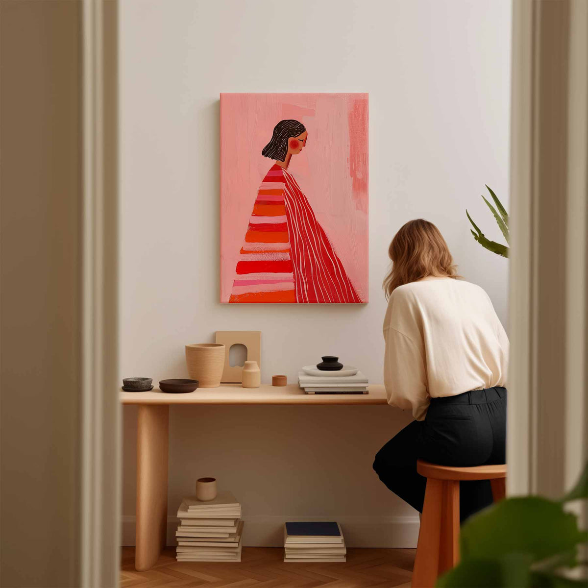 Vrouw in Roze en Rood – staand kunstwerk voor modern interieur
