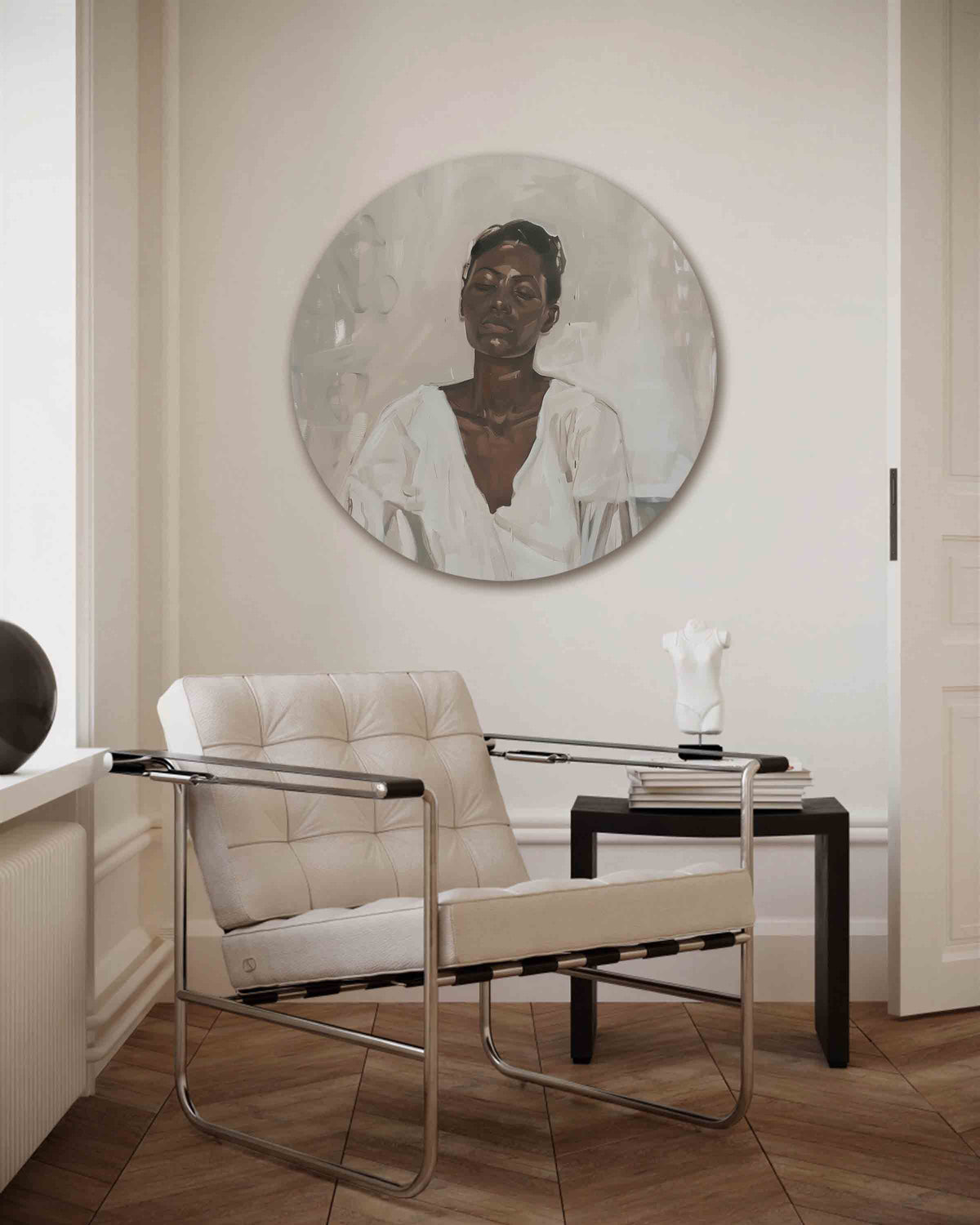 Portret in witte kleding – kleurrijke muurcirkel als ronde wanddecoratie