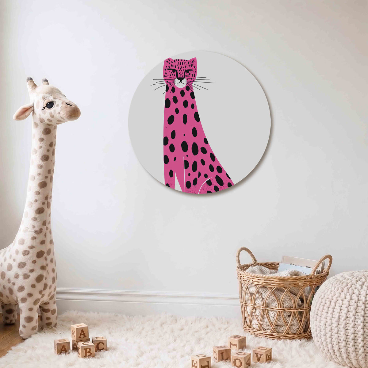 Roze luipaard Muurcirkel – Een roze luipaard met zwarte vlekken en een witte snuit.