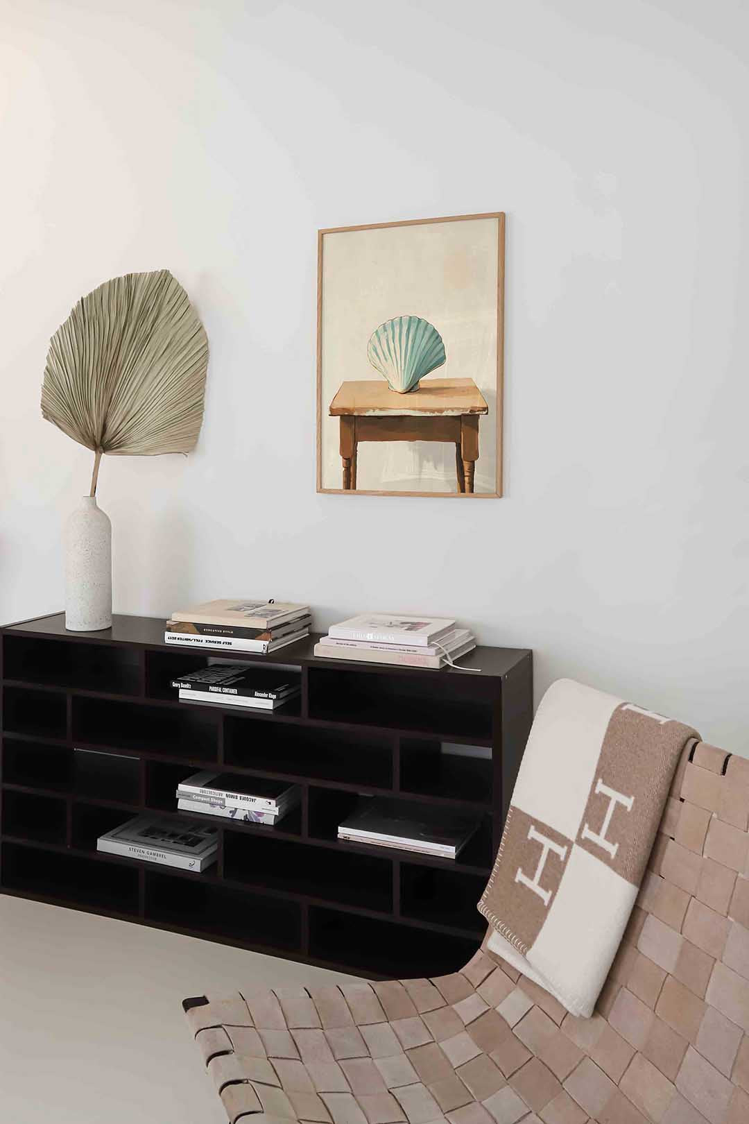 Schelp op tafel – staande moderne wanddecoratie van WallArtistic
