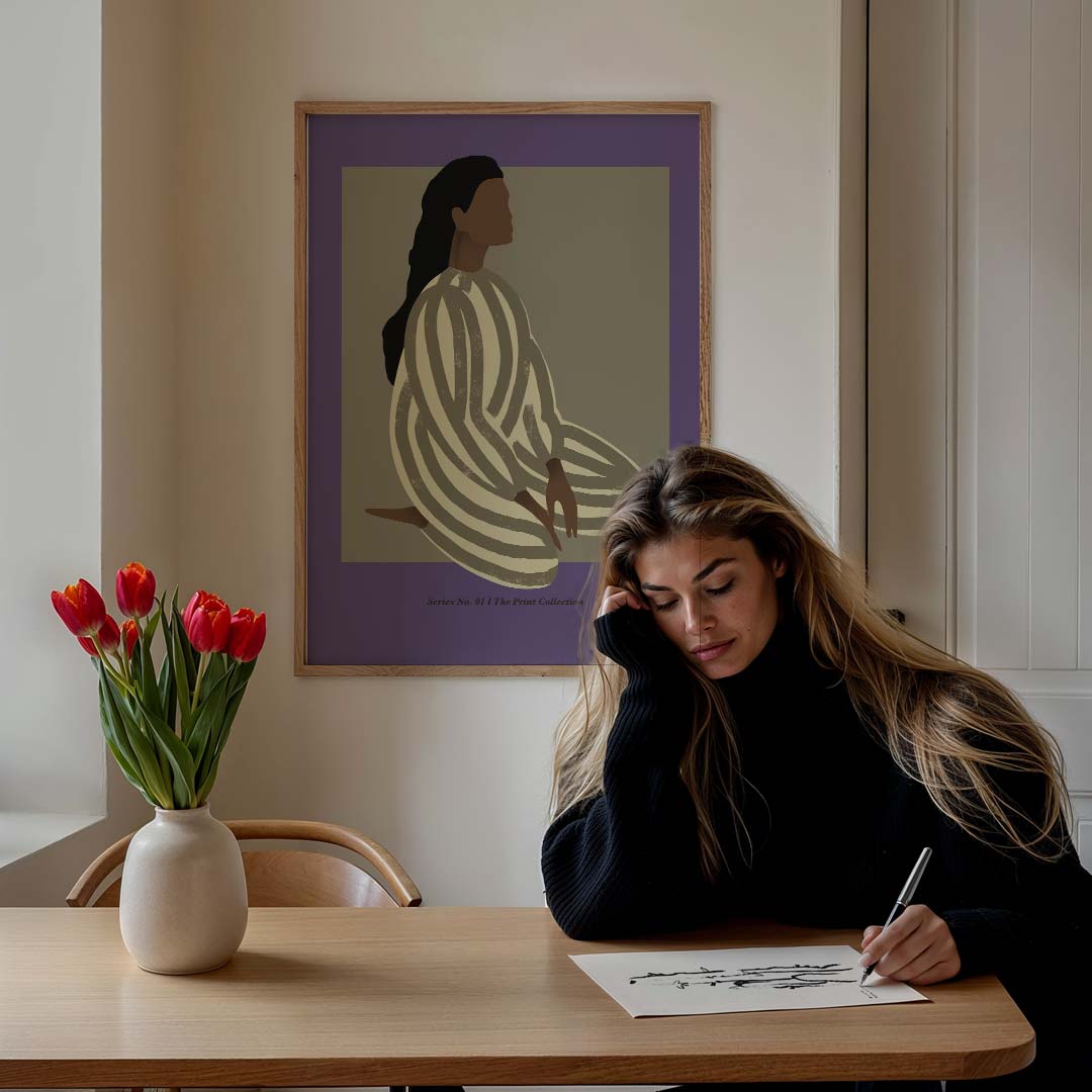 Elegante Zittende Vrouw – staande muurposter voor een modern interieur