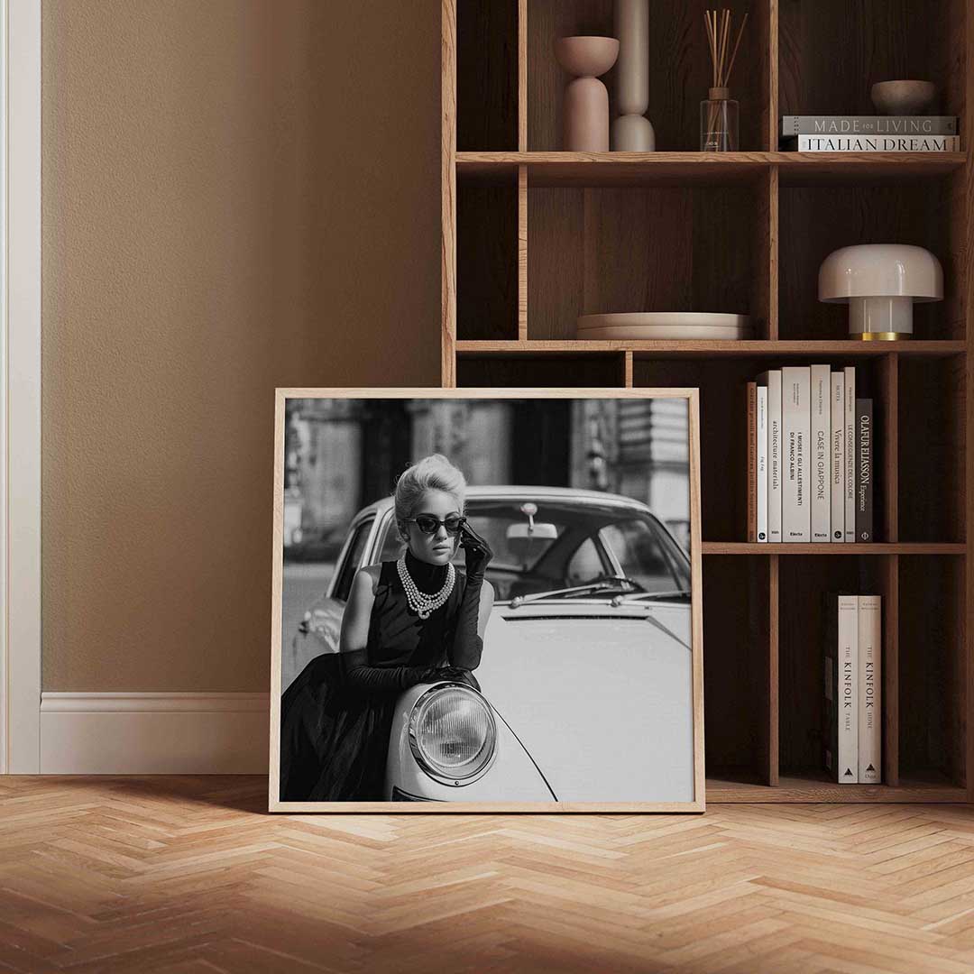 Vrouw met auto – kleurrijke Pop Art poster in vierkant formaat