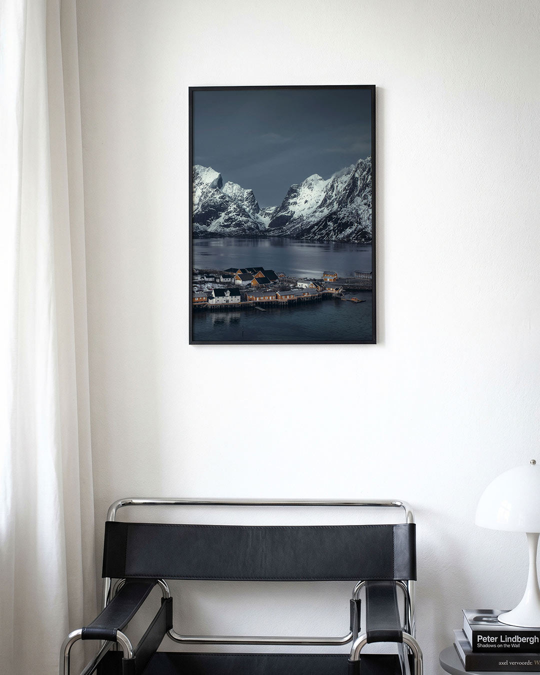 Bergen en dorp poster – derde productweergave – deze poster toont een compositie van besneeuwde bergen en een dorp aan het