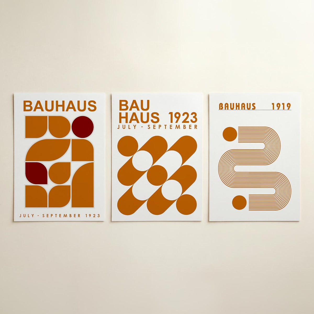 Vorm en kleur posterset – detailweergave – deze posterset in drie delen toont een speelse ordening van oranje en rode vormen.
