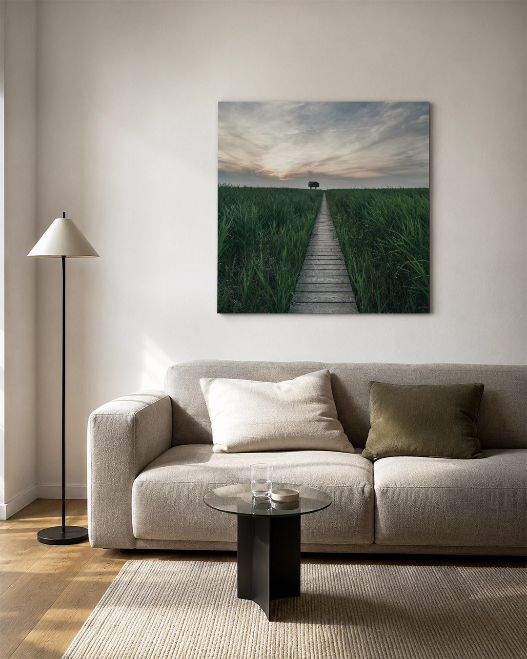 Pad door grasland kunstwerk – vierkante wanddecoratie – een houten pad leidt door hoog gras naar een huisje aan de horizon