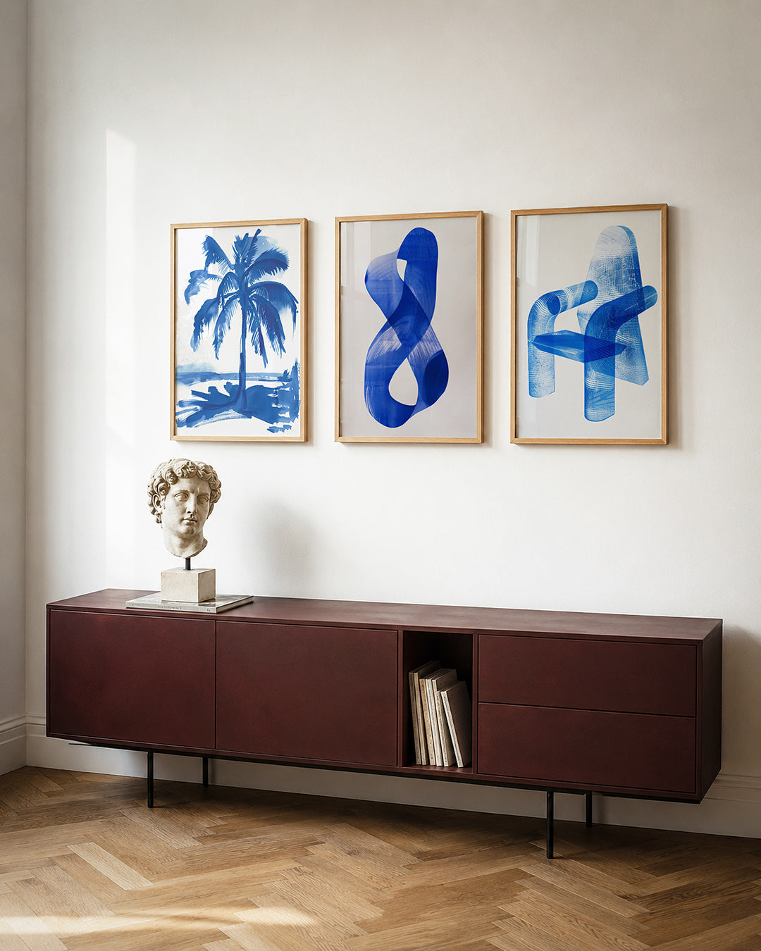 Blauwe palm posterset – tweede productweergave – een palmboom in levendig blauw, met losse penseelstreken