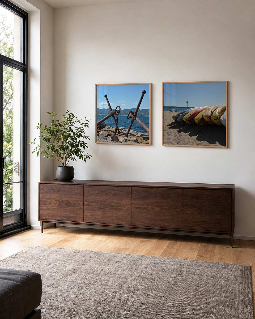 Interieur met vierkant fotografisch tweeluik kustlijnen en kajaks – Gerald Emming