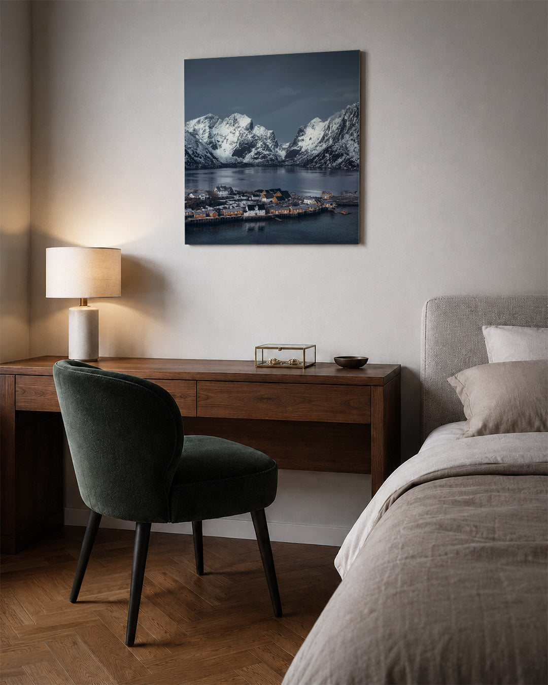 Berglandschap met huizen kunstwerk – sfeerbeeld – een serene scène met besneeuwde bergen en een rustige waterpartij, omlijst