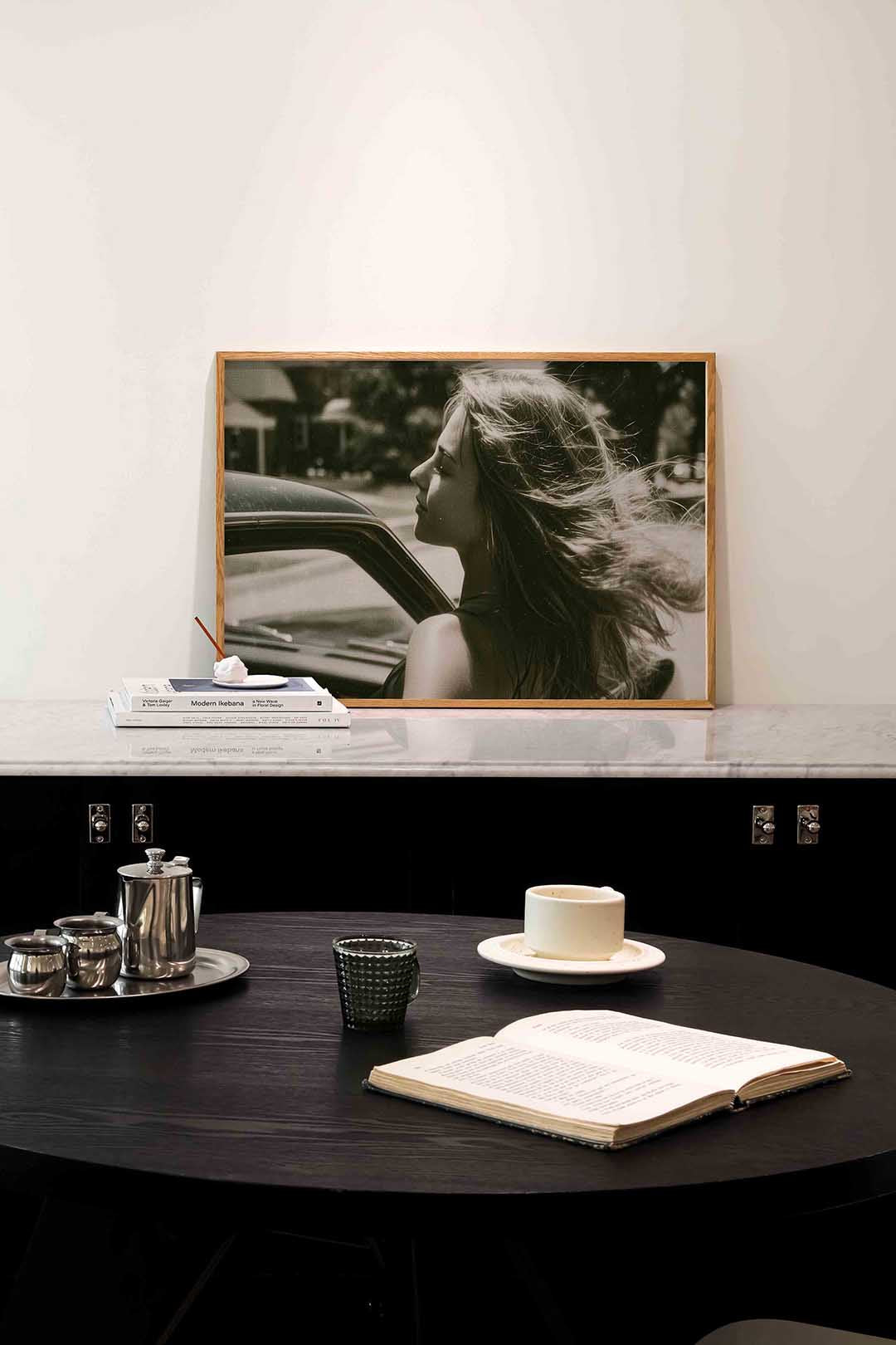 Vrouw met auto – portret poster in liggend formaat