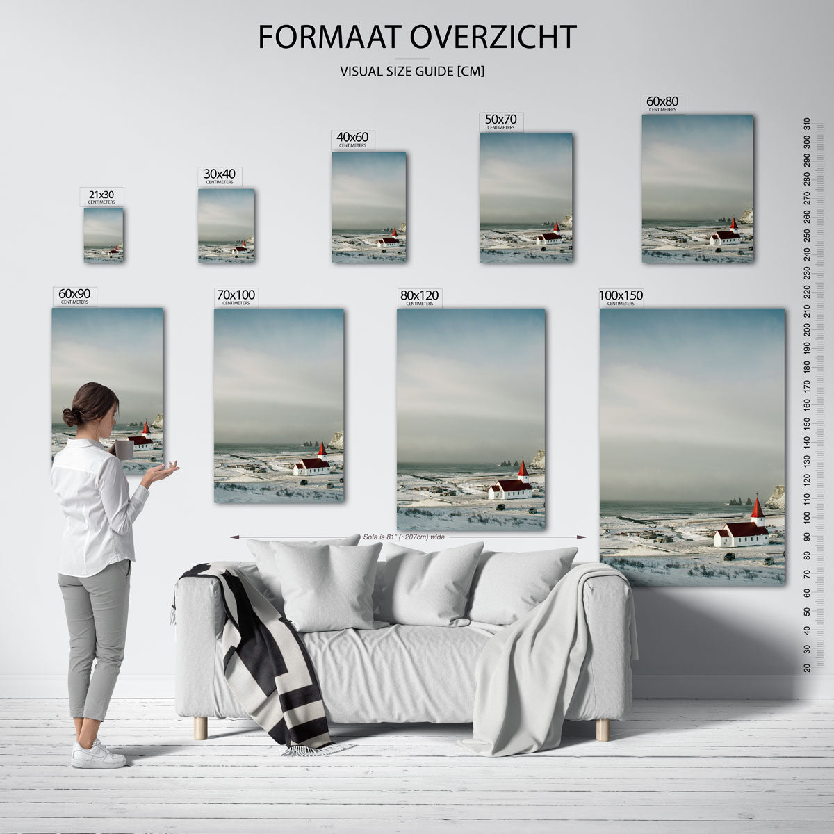Winterse kustkerk poster – sfeerbeeld – deze poster toont een serene winterse kust met een witte kerk en rode daken. De zee