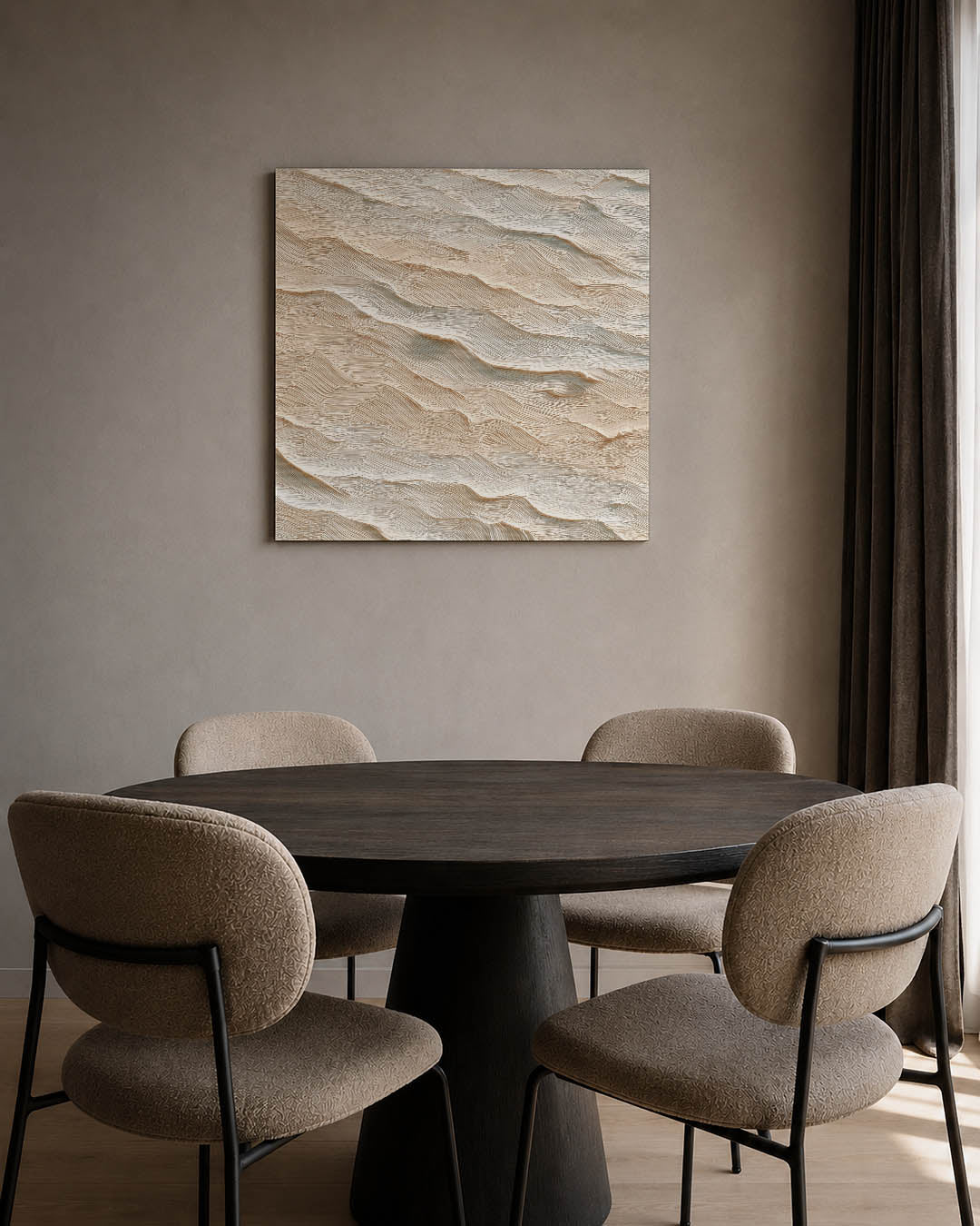 Golvende texturen kunstwerk – tweede productweergave – dit werk toont vloeiende, golvende lijnen in beige en wit. De textuur