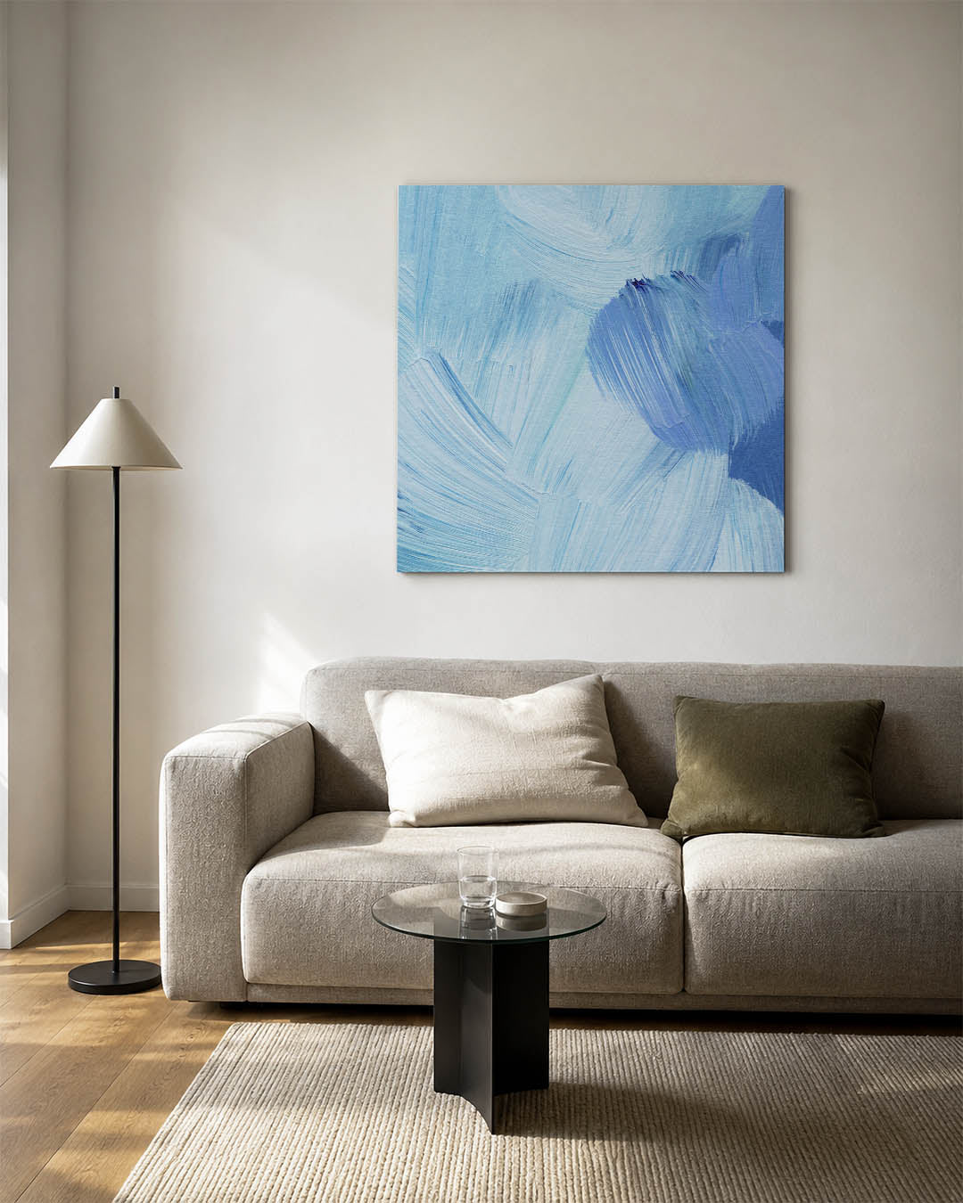 Golvende blauwe streken kunstwerk – detailweergave – dit werk toont vloeiende penseelstreken in verschillende tinten blauw