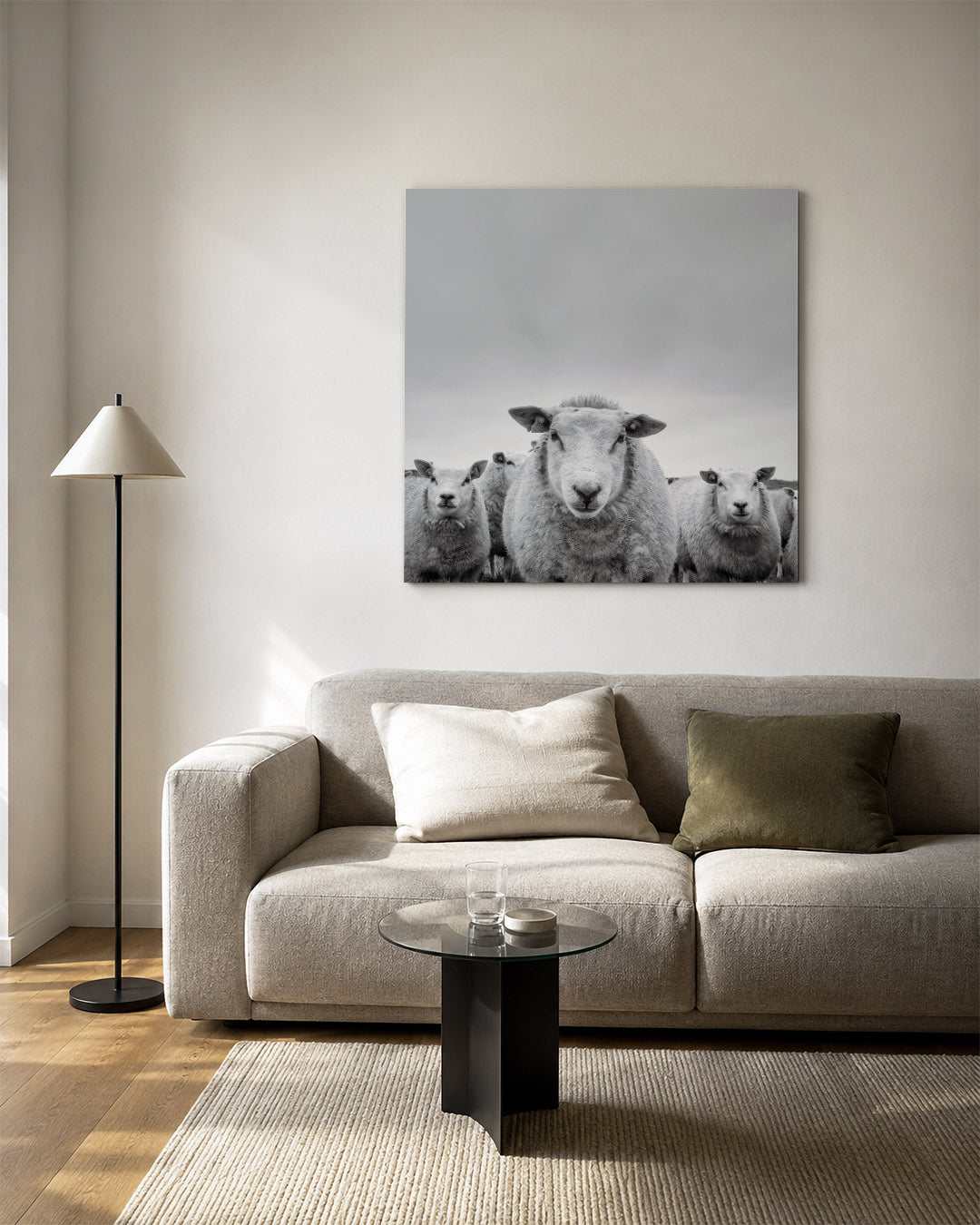 Schapenportret kunstwerk – vierkante wanddecoratie – deze kunstwerk toont een groep schapen met een centraal schaap prominent