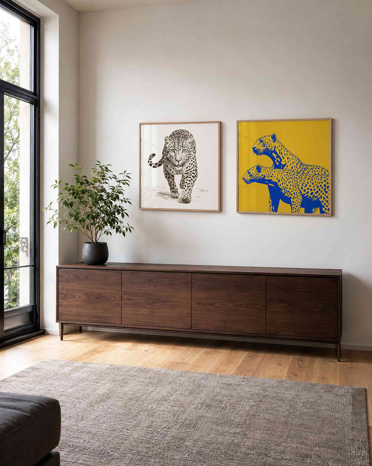 Interieurpresentatie van een tweedelige vierkante posterset met luipaarden