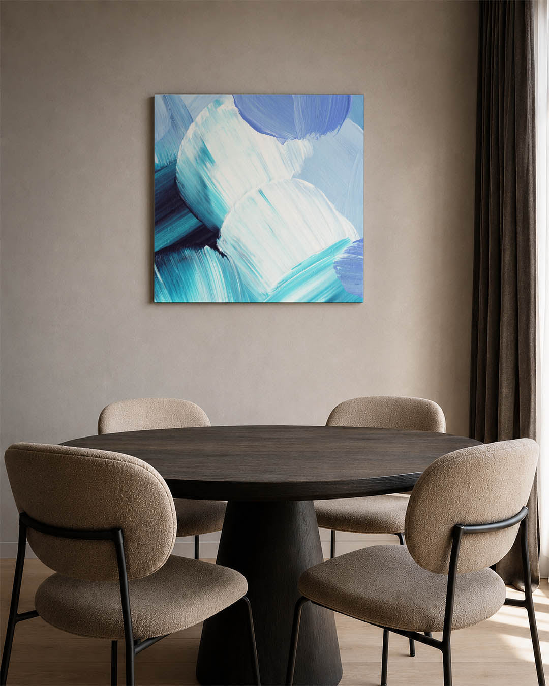 Kleurencompositie kunstwerk – derde productweergave – dit werk toont vloeiende penseelstreken in blauw en wit, met subtiele