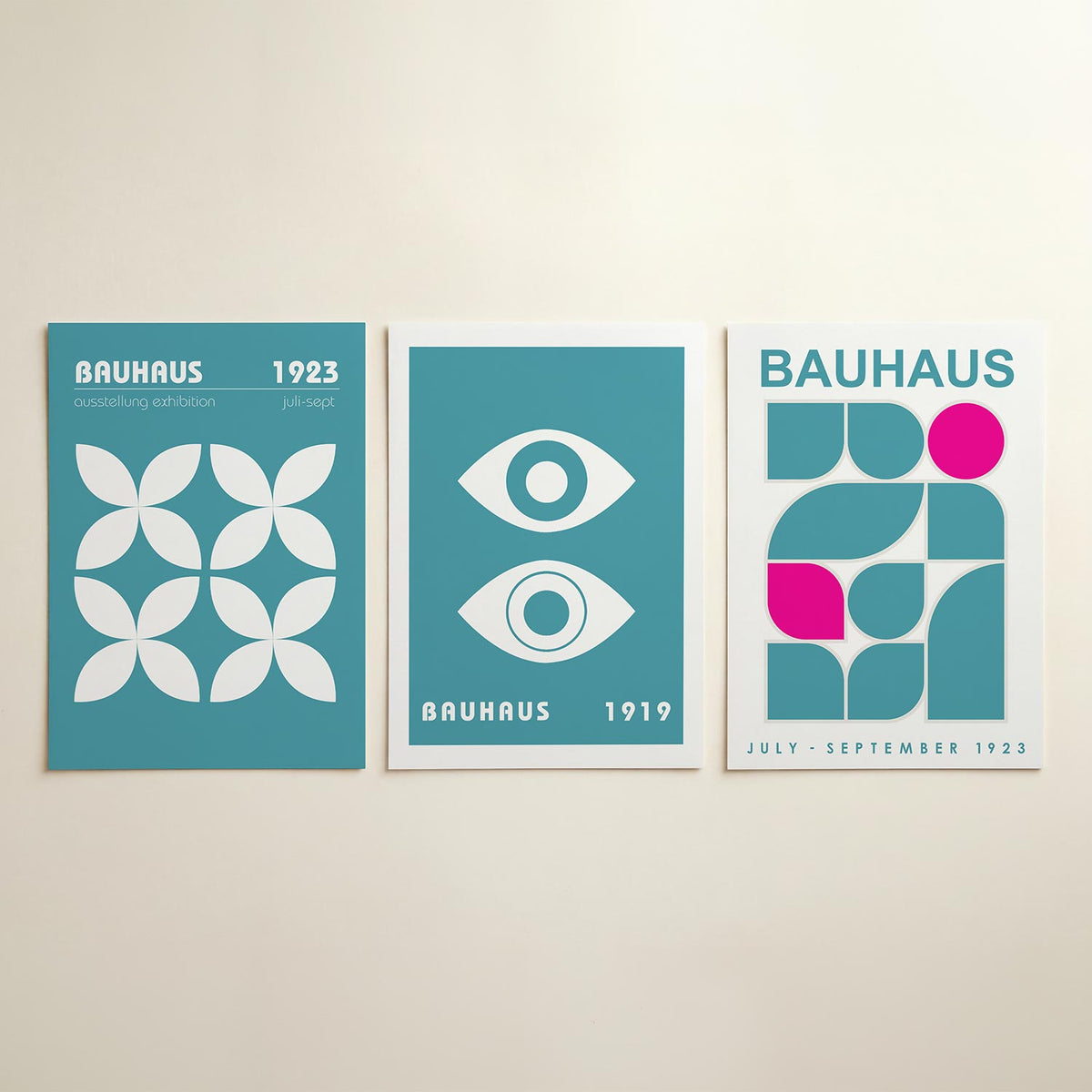 Vorm en kleur posterset – detailweergave – deze posterset in drie delen toont een ritmisch patroon van witte bloemachtige