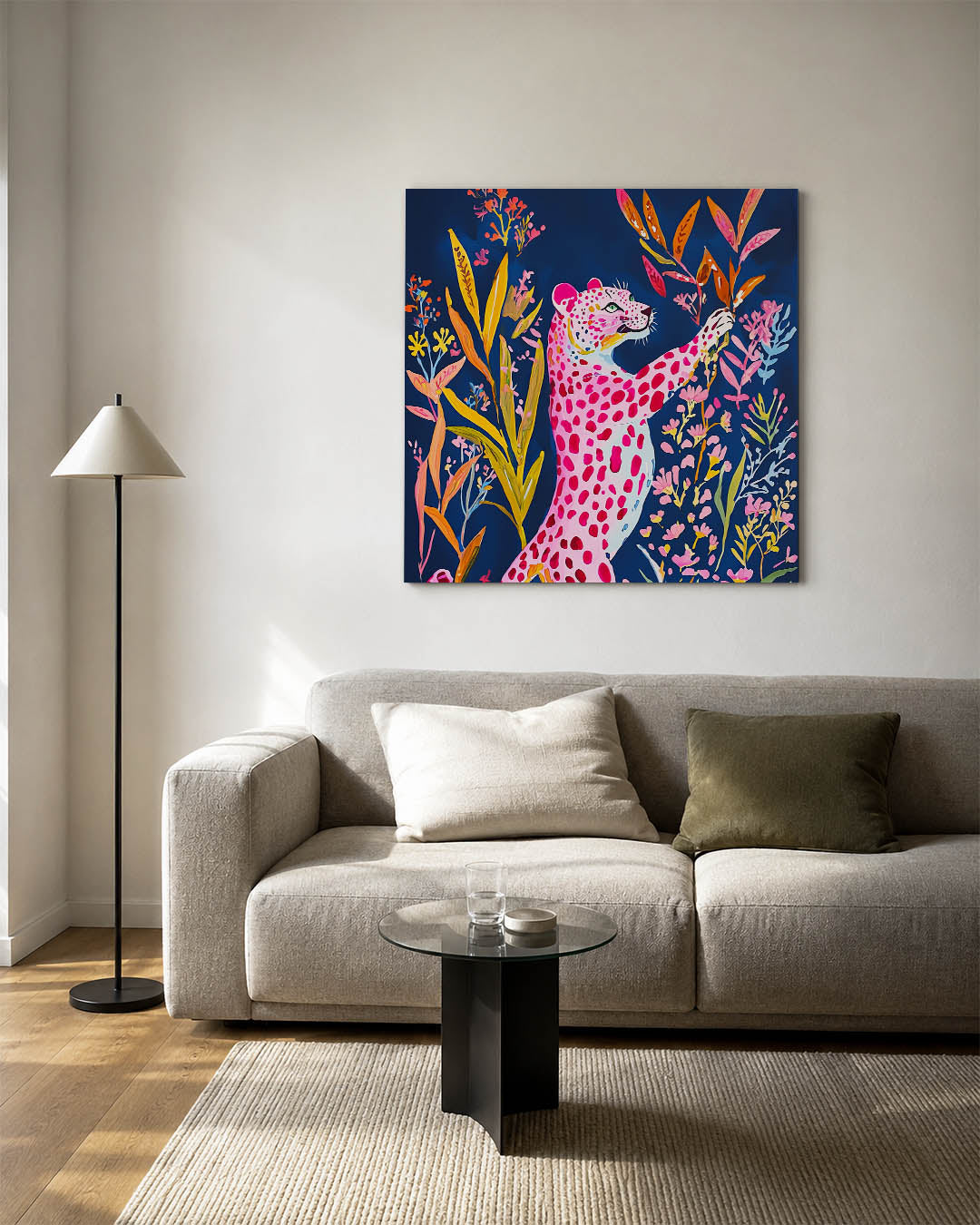 Vrolijke luipaard kunstwerk – detailweergave – dit kunstwerk toont een levendige luipaard omringd door kleurrijke planten. De