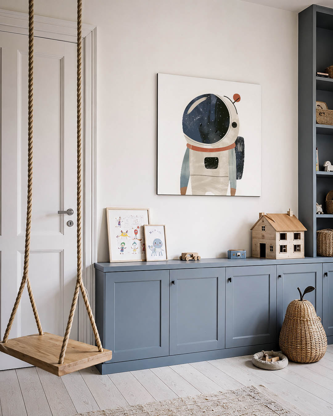 Speelse ruimtefiguur kunstwerk – vierkante wanddecoratie – dit werk toont een speelse ruimtefiguur met een grote helm