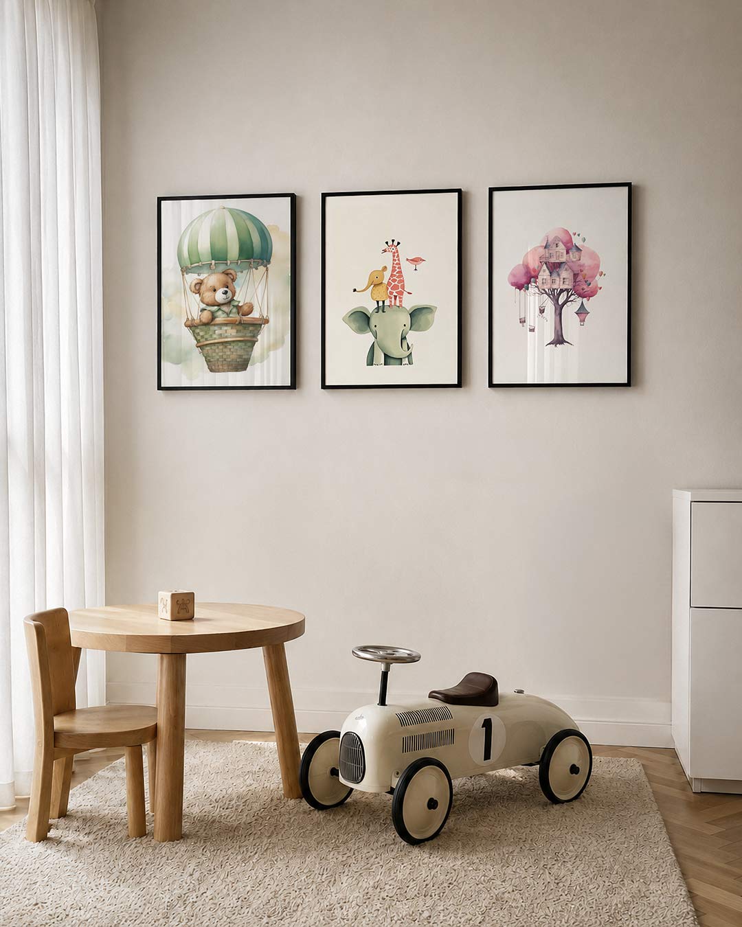 Luchtige droomvlucht posterset – tweede productweergave – een schattige teddybeer zweeft in een luchtballon met