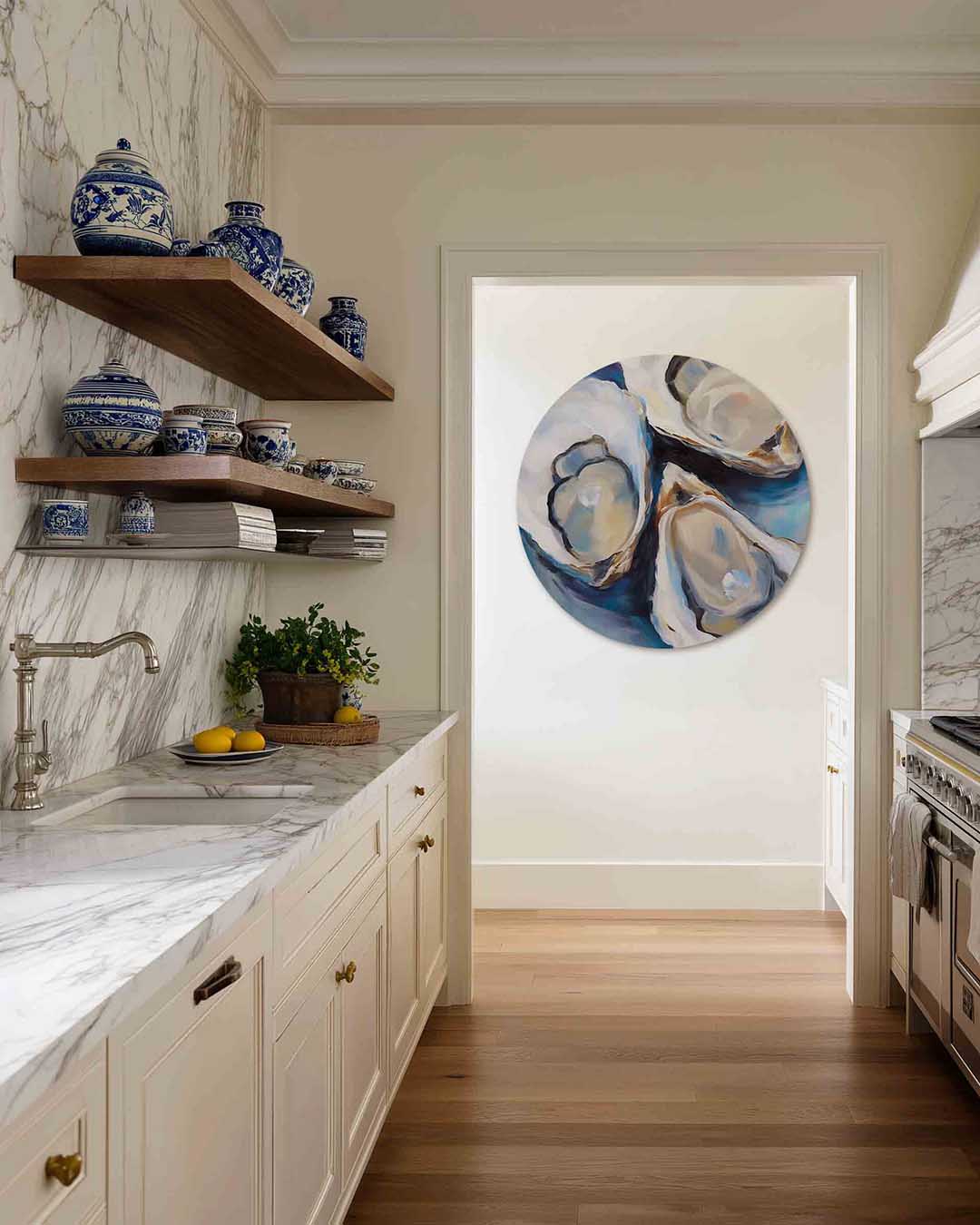Oesters op blauwe achtergrond – moderne abstracte muurcirkel voor aan de muur