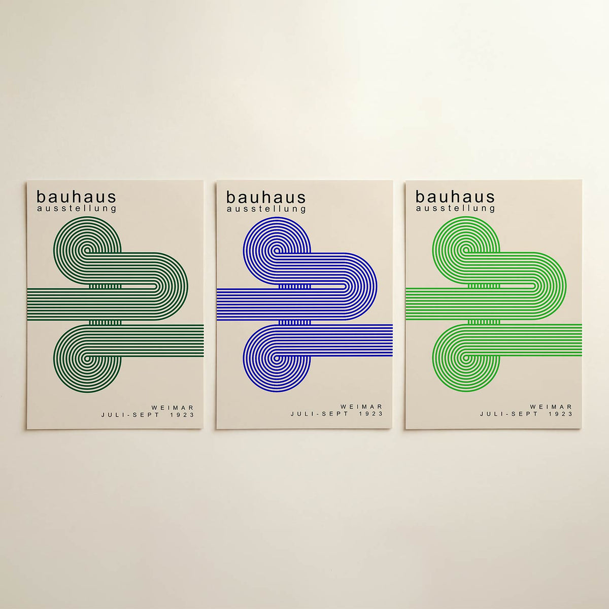 Lijnen en vormen posterset – detailweergave – deze posterset in drie delen toont een spel van groene lijnen op een beige