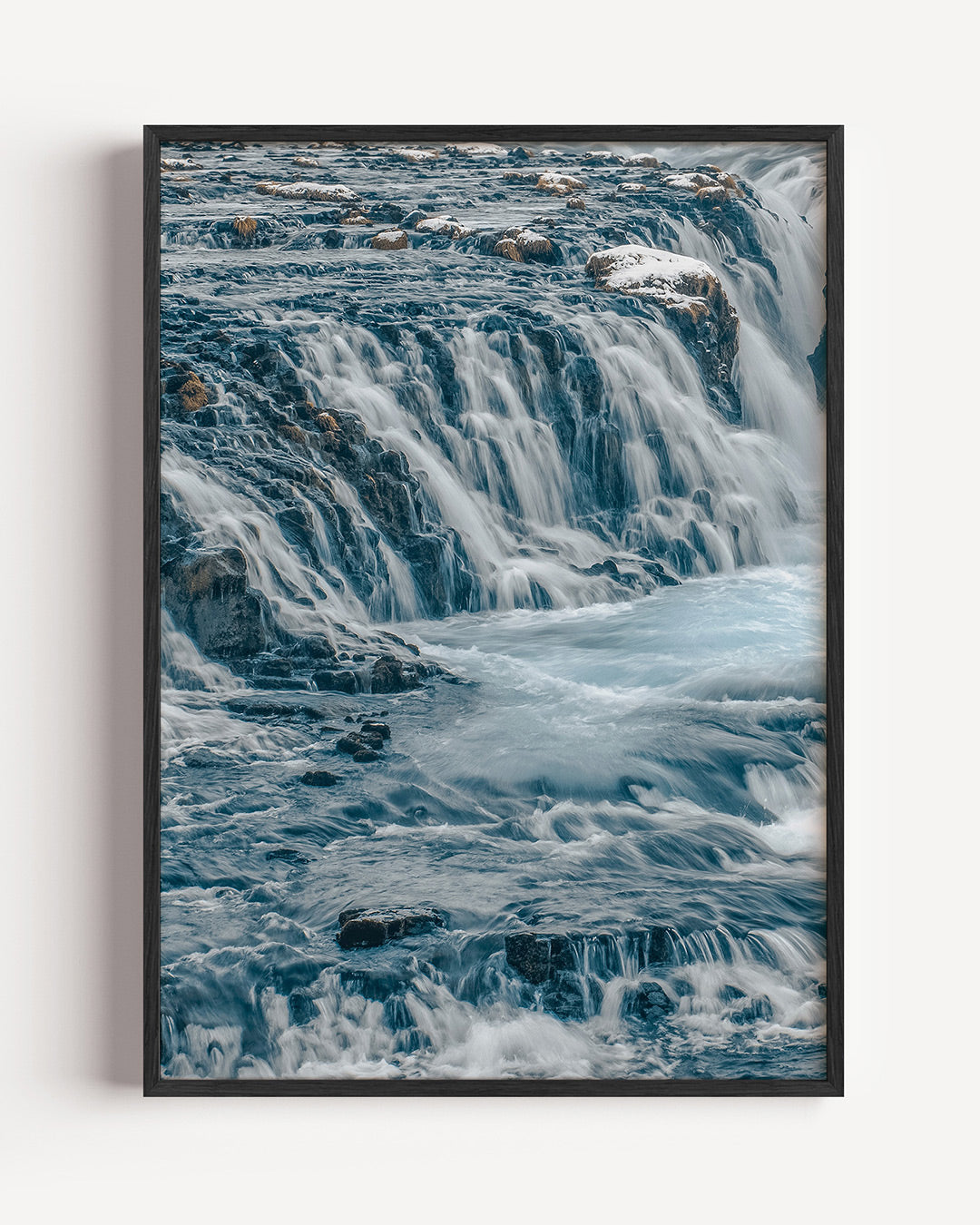 Krachtige waterval poster – portret wanddecoratie – deze poster toont een krachtige waterval met stromend water over donkere
