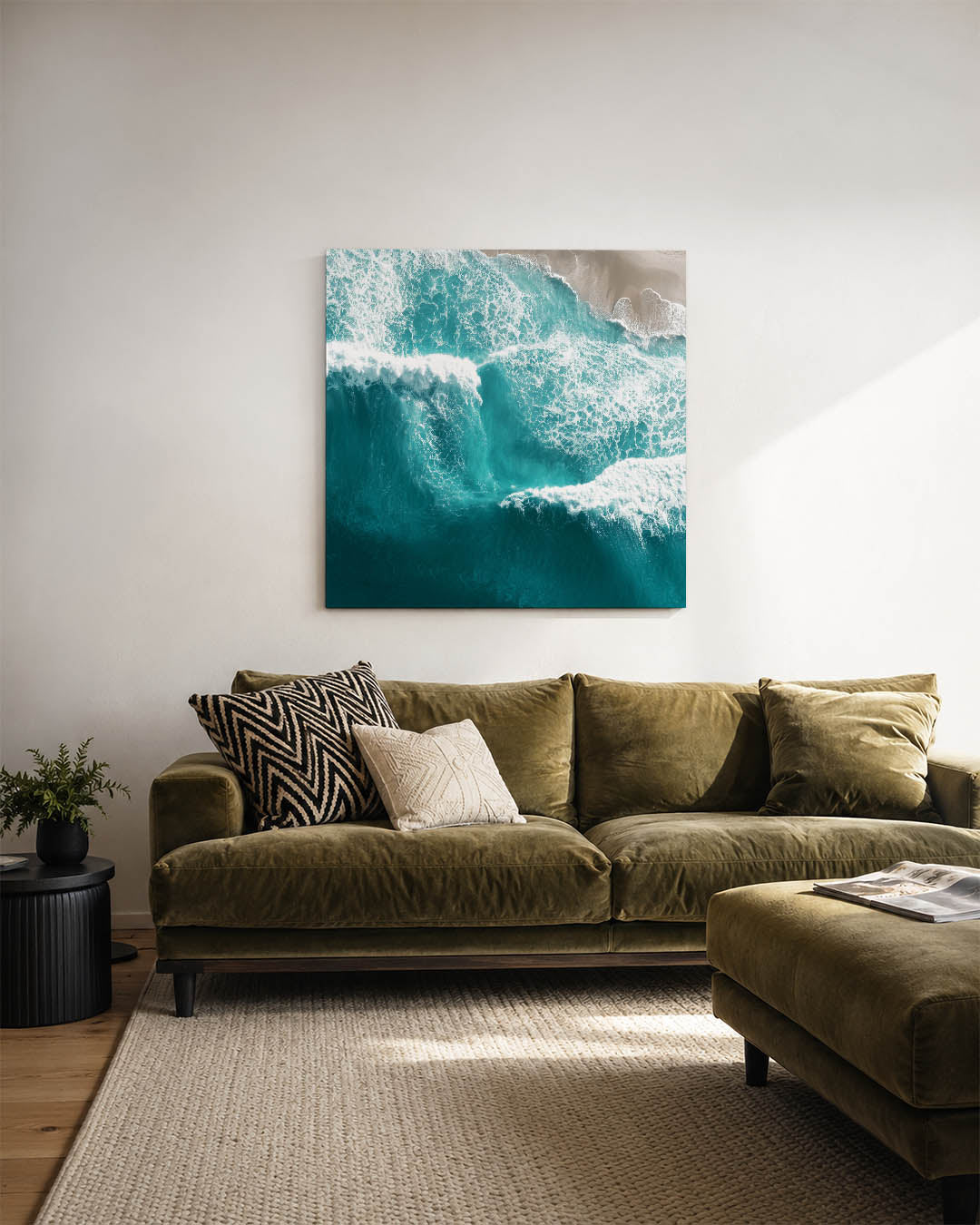 Dynamische zee kunstwerk – sfeerbeeld – dit werk toont krachtige golven die breken op het strand, met schuimend water en