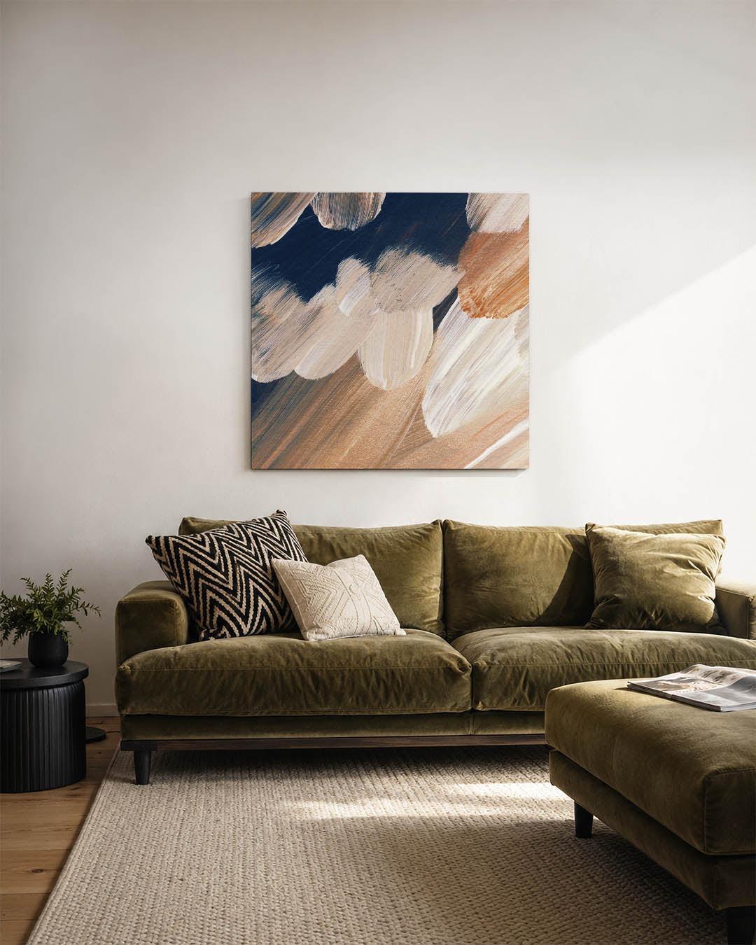Dynamische penseelstreken kunstwerk – sfeerbeeld – dit kunstwerk toont vloeiende penseelstreken in een harmonie van beige