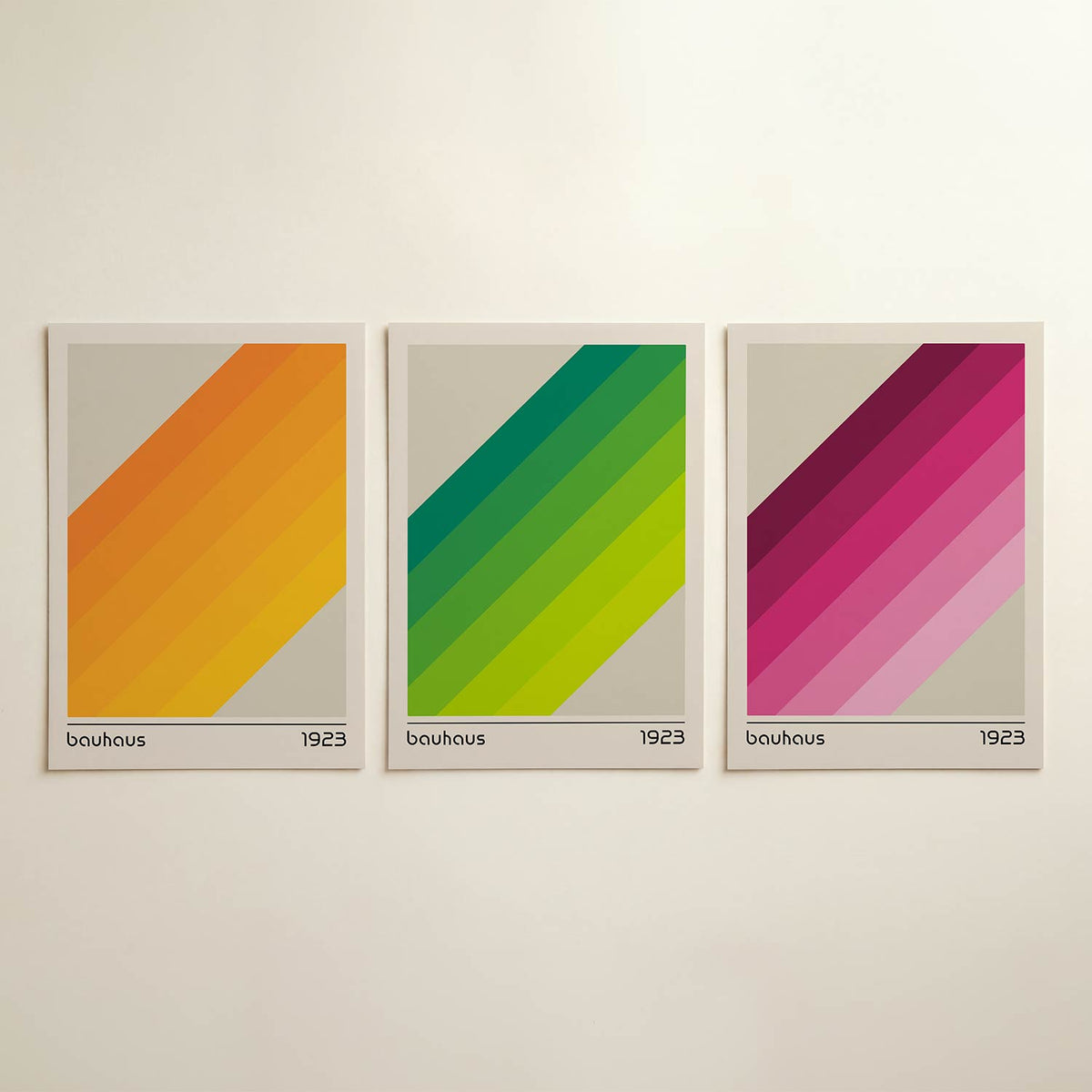 Oranje lijnenspel posterset – detailweergave – deze posterset in drie delen toont een dynamisch spel van diagonale oranje en