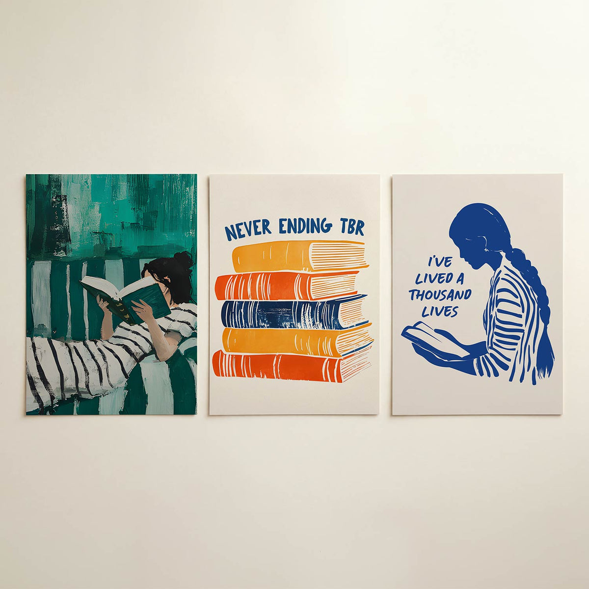 Lezende vrouw posterset – detailweergave – een vrouw in een gestreepte jurk leest ontspannen op een