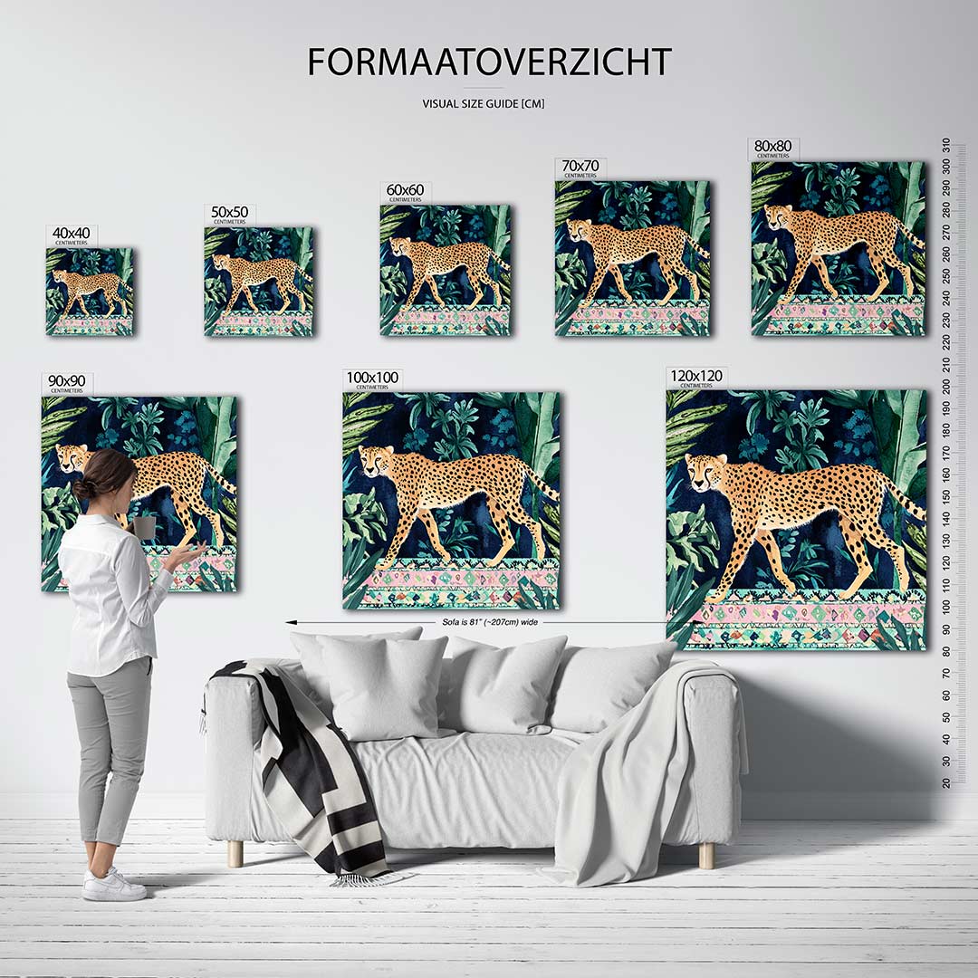 Luipaard in jungle kunstwerk – dit werk toont een luipaard te midden van weelderige groene bladeren en een kleurrijk patroon