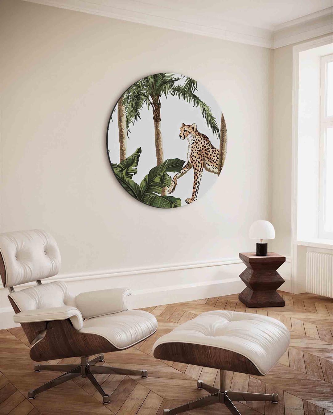 Luipaard tussen palmbomen – kleurrijke ronde wanddecoratie van WallArtistic