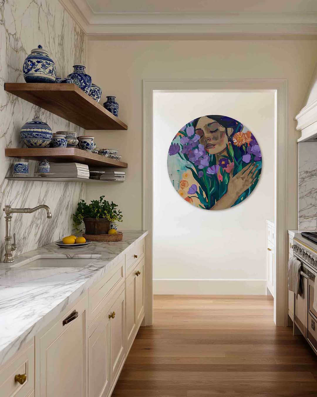 Vrouw met bloemen – moderne abstracte muurcirkel voor aan de muur